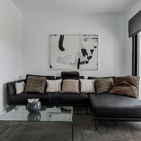 Chic Penthouse With Scenic Views At Hills! Apartment