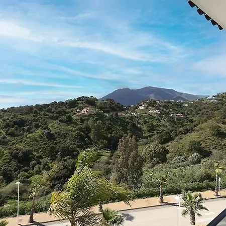 Chic Penthouse With Scenic Views At Hills! Apartment