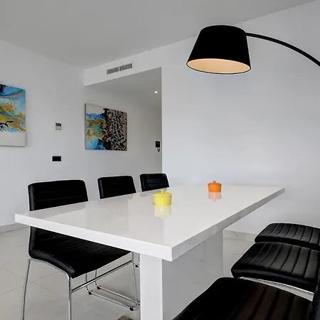 Apartment Chic Penthouse With Scenic Views At Hills!