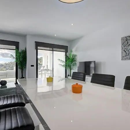 Apartment Chic Penthouse With Scenic Views At Hills! *