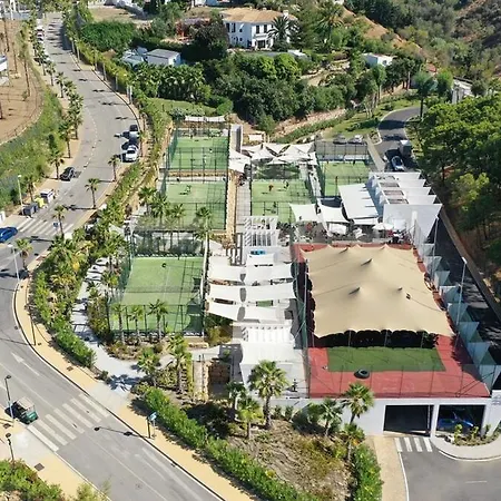 Apartment Chic Penthouse With Scenic Views At Hills!
