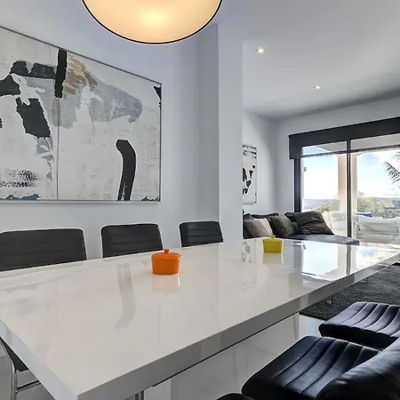 Chic Penthouse With Scenic Views At Hills! Apartment